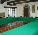 Salón equipado para juntas de trabajo.
